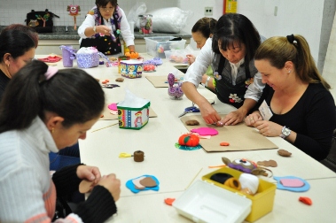 Fundo Social oferece aulas de artesanato para mulheres