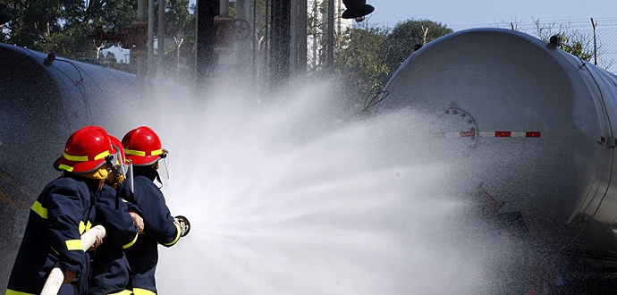 EQUIPES DE EMERGÊNCIA DE SÃO CAETANO TREINAM COMBATE A INCÊNDIO NA UTINGÁS