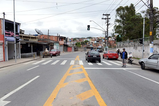 Nova sinalização aumenta segurança em cruzamento no Alvarenga