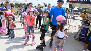 Crianças mostram suas manobras radicais sobre patins no Parque da Juventude