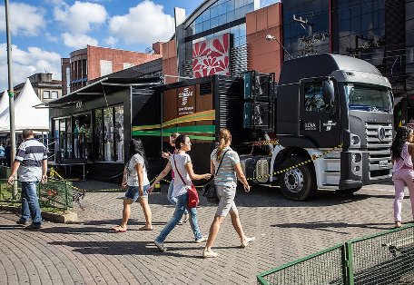 Sebrae estaciona carreta com loja modelo no Rudge para servir de exemplo a comerciantes