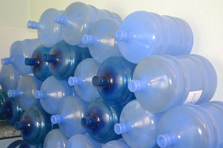 Calor e falta de água aumentam a venda de galões