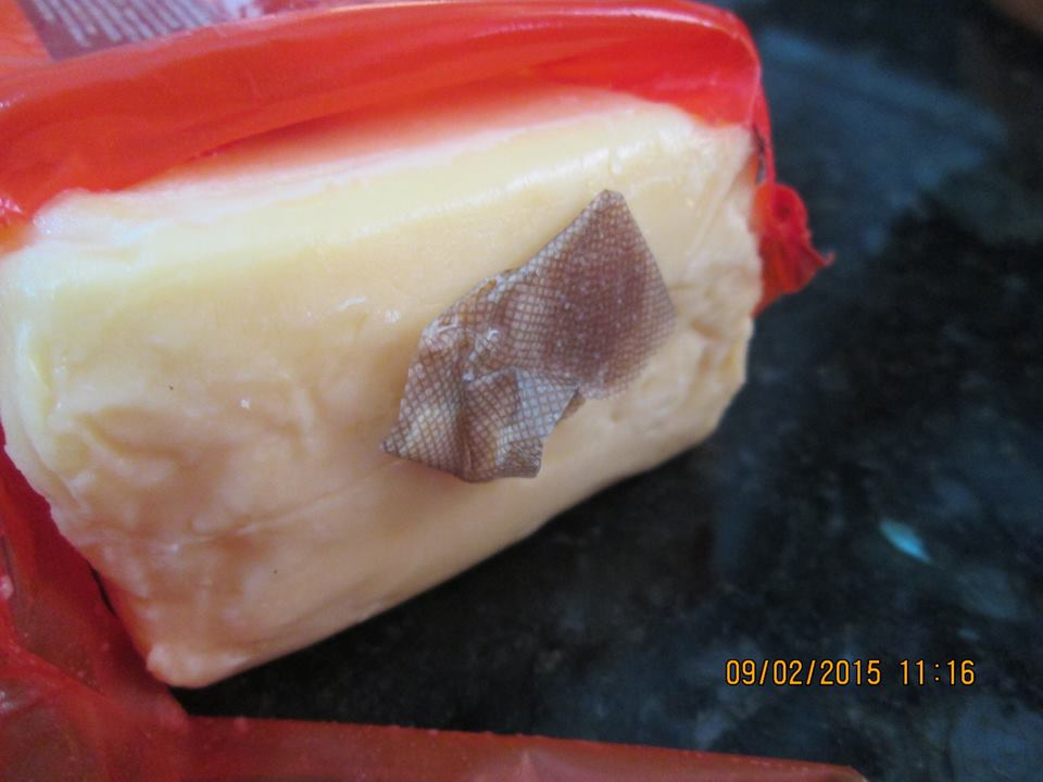 Moradora encontra Band Aid em queijo