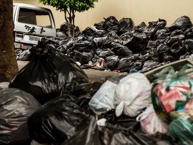 Com fim da greve no ABC, coletores voltam a recolher lixo em Diadema