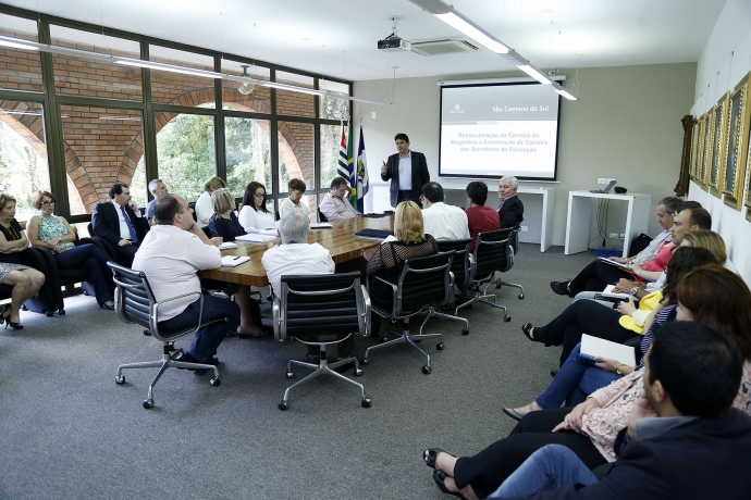 Prefeito de São Caetano recebe Plano de Empregos da Educação