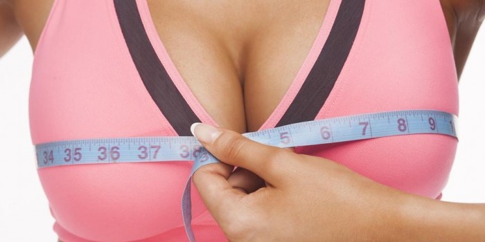 Estudo revela: mulheres com seios grandes são mais inteligentes