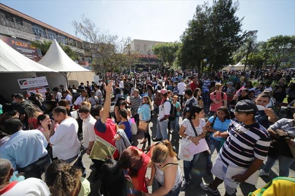 Feira do Emprego reúne milhares de pessoas em busca de oportunidades de trabalho e qualificação
