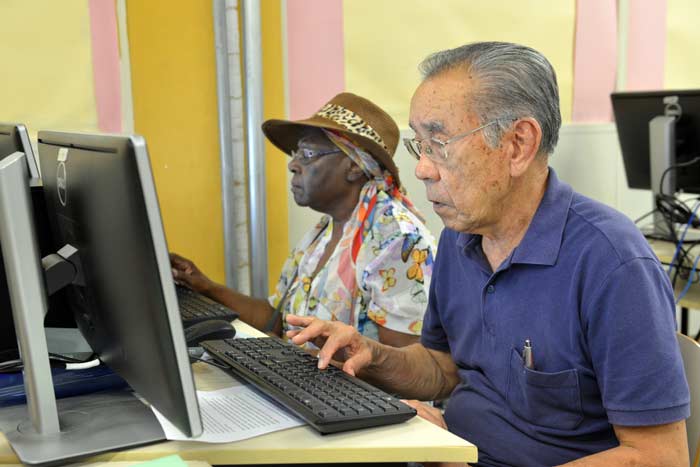 Na onda das redes sociais, idosos têm oficinas de inclusão digital