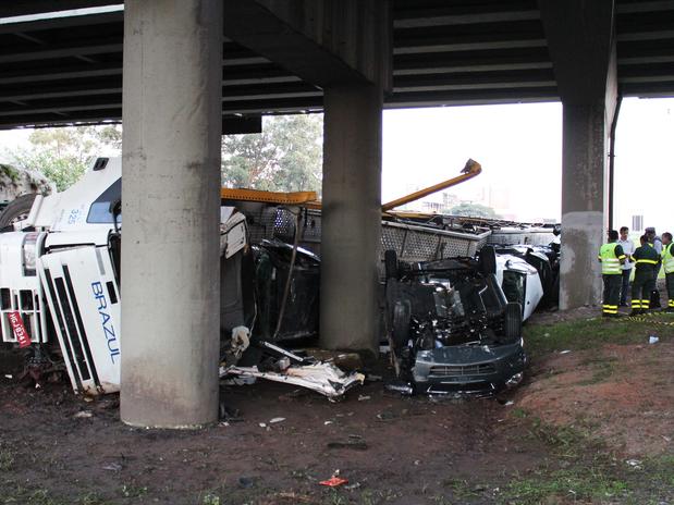 Caminhão-cegonha com 8 carros tomba na Anchieta e deixa um ferido