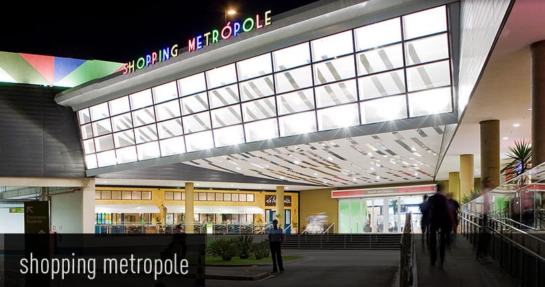 Queda de energia deixa shopping metrópole às escuras.