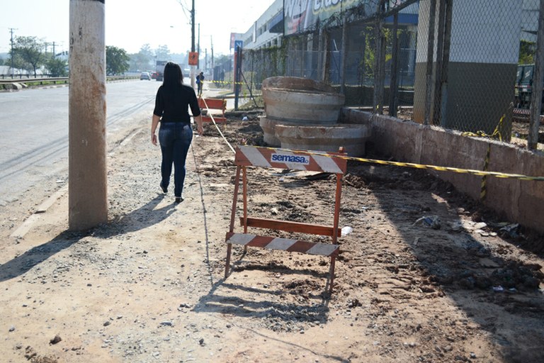 Moradores reclamam de buracos na calçada do Corredor ABD