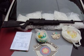 TRAFICANTE USA ESPINGARDA DE AR FINGINDO SER FUZIL