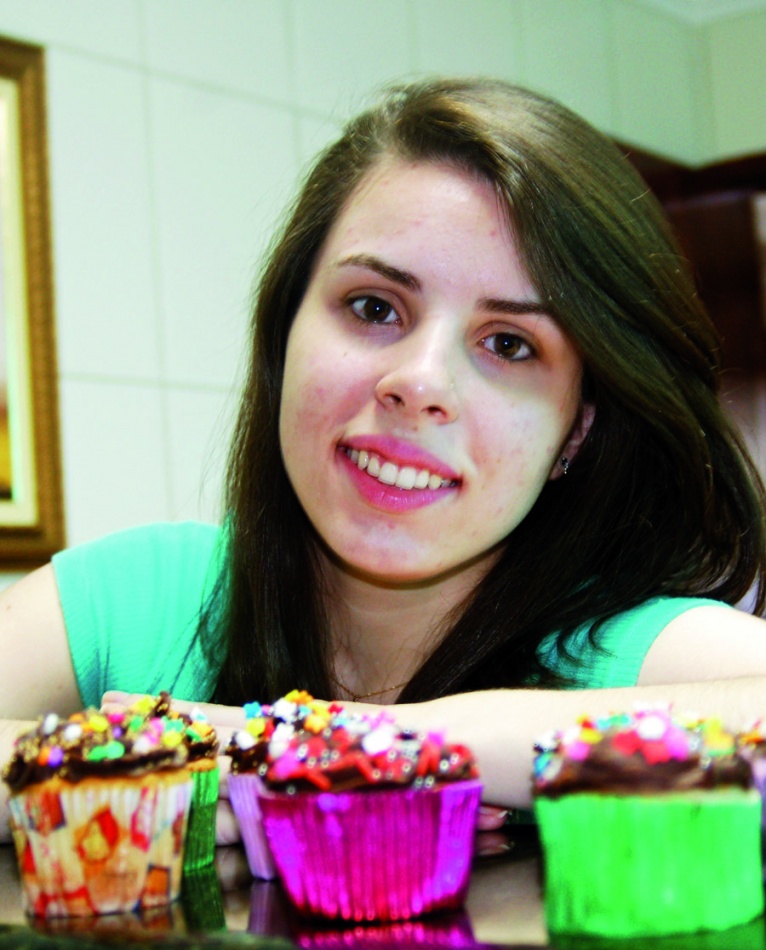 Estudante vai para a cozinha fazer doces nas horas vagas