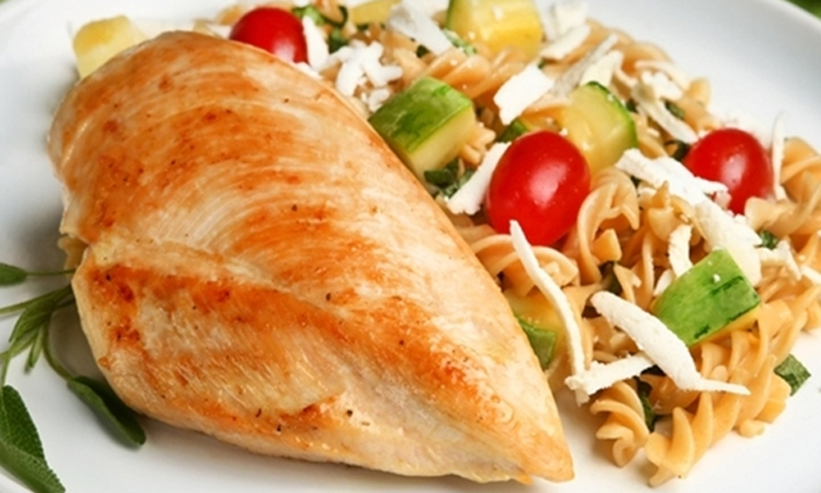 Faça Filet de Frango com Salada de Macarrão Integral