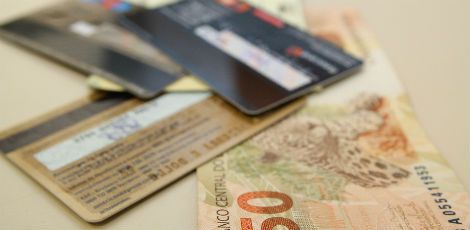 Demanda do consumidor por crédito recua 2,4% em outubro, mostra Serasa