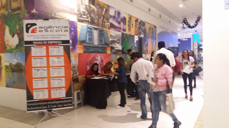AGENCIA ESCOLA NA I FEIRA DE EMPREGO E EMPREGABILIDADE DO ATRIUM