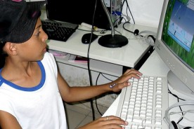 DOBRA NÚMERO DE BRASILEIROS COM ACESSO À INTERNET