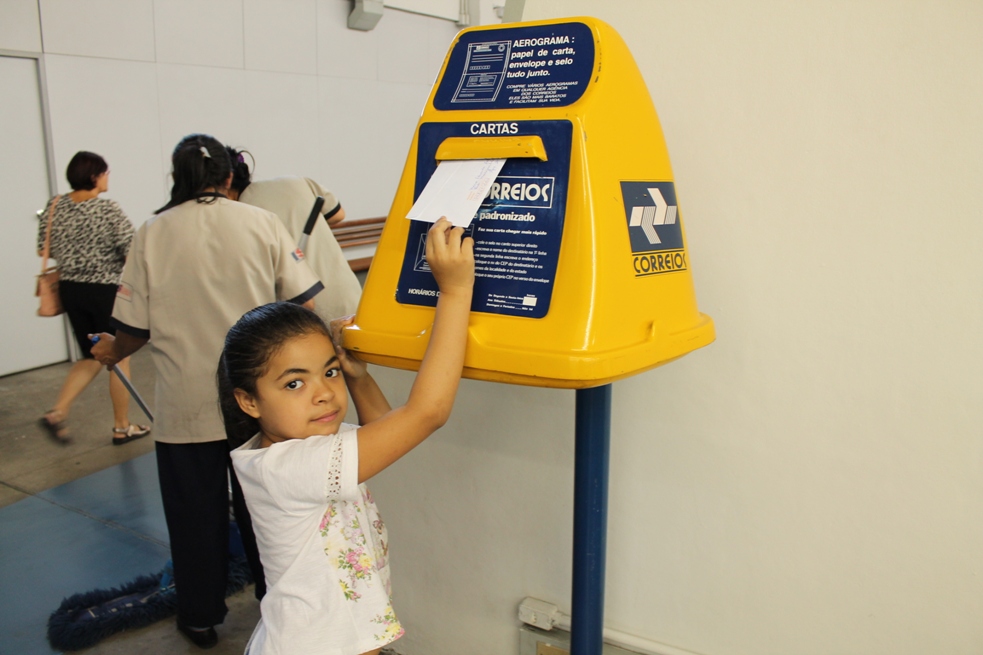Voluntários do Poupatempo ajudam crianças a escrever cartas para o Papai Noel