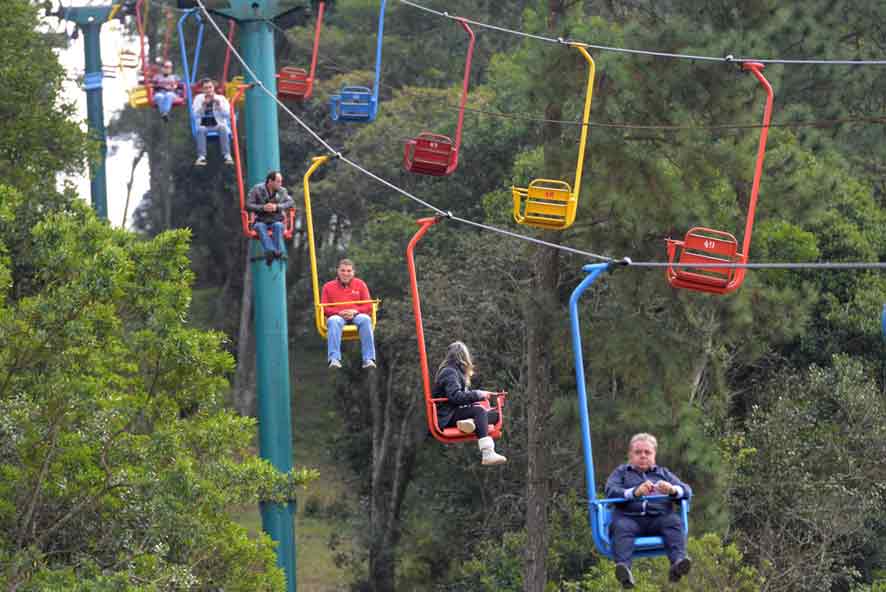 Teleférico põe turista no ar no Parque Estoril, em Riacho Grande