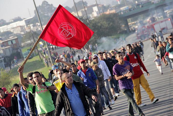 MOVIMENTO DOS SEM-TETO FECHA ANCHIETA EM APOIO À REDUÇÃO DA TARIFA DO TRANSPORTE