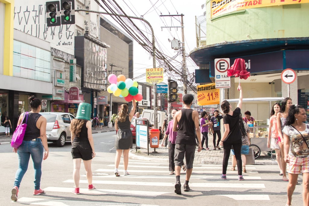 O PROJETO CO CIA DE DANÇA EM ESPAÇO URBANO CONVIDA A POPULAÇÃO DO GRANDE ABC PARA PARTICIPAR DOS PASSEIOS DANÇADOS PELA MARECHAL