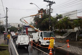 ACIDENTE E MANIFESTAÇÃO CONGESTIONAM TRÂNSITO NA REGIÃO