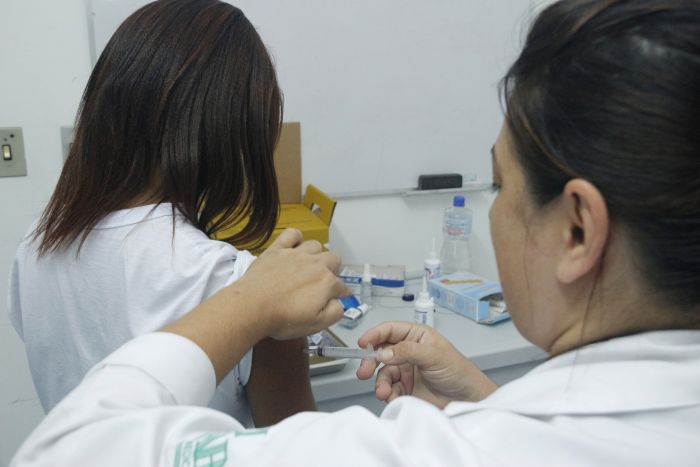 Vacinação contra a gripe quer imunizar 19,5 mil profissionais da saúde