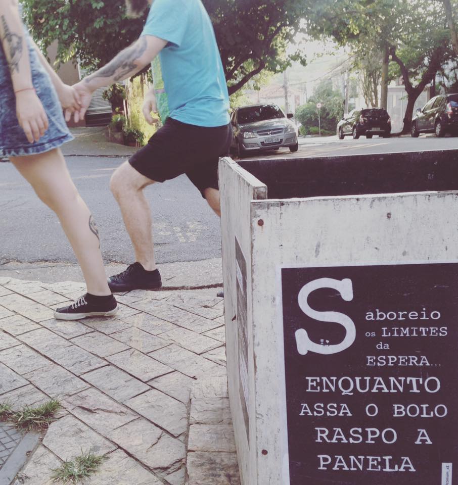 Por uma cidade mais poética, casal espalha poesias pela cidade.