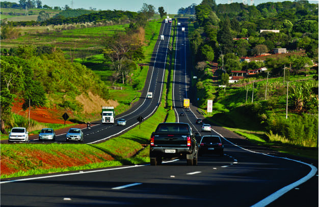 Uso obrigatório de farol baixo durante o dia em rodovias é regulamentado