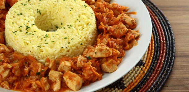 Faça Cubos de frango com arroz cremoso