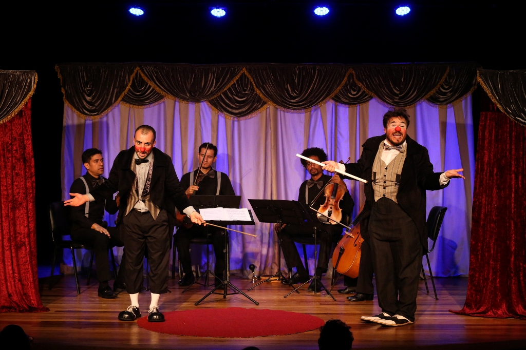 GRUPO ESPARRAMA APRESENTA ESPETÁCULO 2POR4 NO SESI MAUÁ