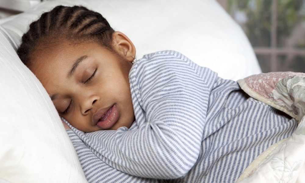 Pesquisa conclui que crianças que dormem cedo têm menos risco de sofrer com obesidade na adolescência