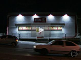 Rede fecha mercados na Grande SP após flagrante de alimentos vencidos