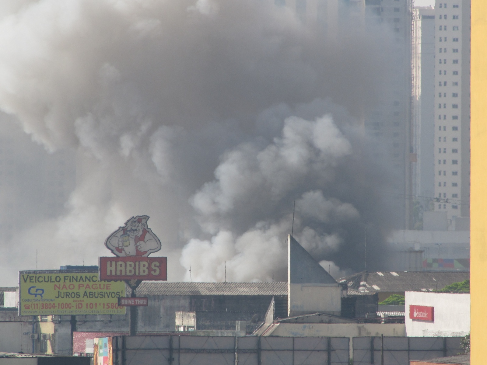 Um incêndio de grande proporção atingiu estabelecimento comercial no centro de São Bernardo do Campo.