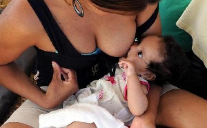 Metade dos recém-nascidos não é amamentada na primeira hora de vida, diz Unicef