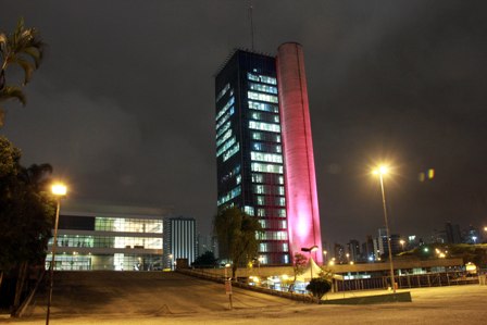 Paço Municipal de São Bernardo adere ao Outubro Rosa com iluminação especial