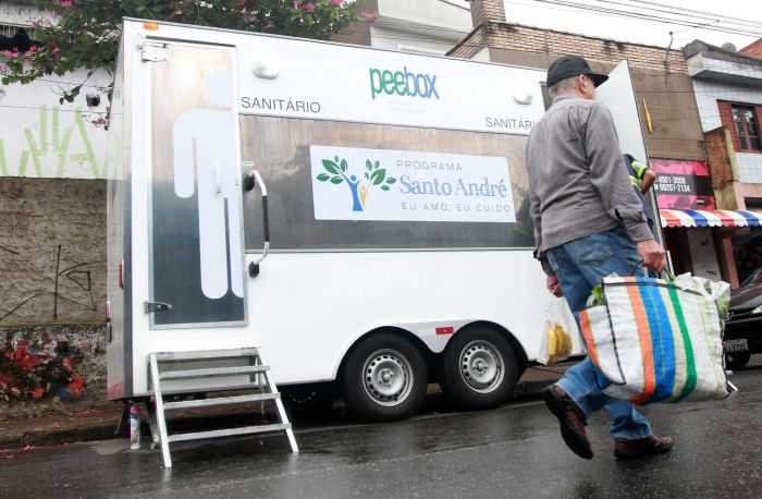 Santo André inicia testes de banheiro público com ar condicionado e itens para higiene bucal