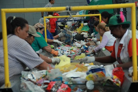 Prefeitura entrega Equipamentos de Proteção para cooperativas de reciclagem