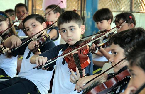 Apresentações de alunos do Música na Escola emocionam público