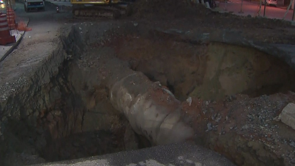 Adutora de água é rompida durante obra em São Bernardo