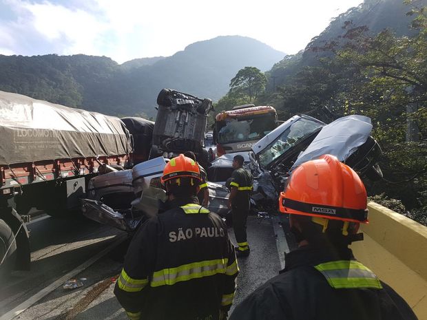 Engavetamento deixa seis pessoas feridas na Pista Sul da Anchieta