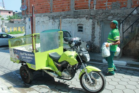 Prefeitura de SBC implanta coleta porta a porta com motolixo em comunidade de difícil acesso