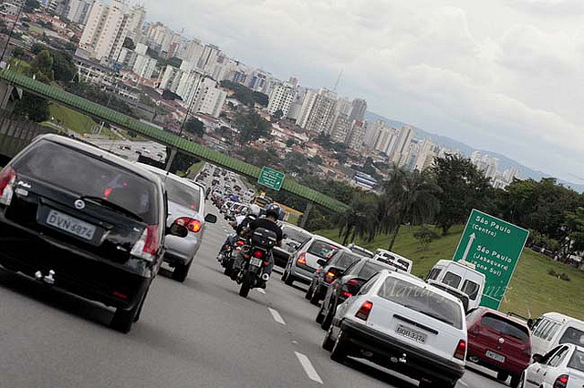 Mais de 2 milhões de veículos devem deixar SP neste feriado; veja melhor horário para pegar estrada