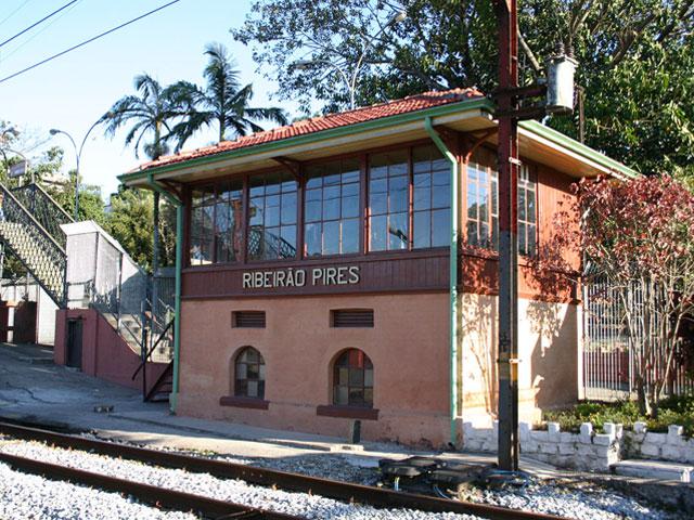 Prefeitura de Ribeirão Pires abre processo seletivo para estagiários. Vagas substituirão professores.