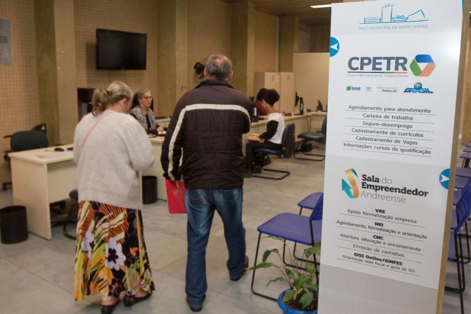 Candidatos conquistam emprego em empresa de logística após utilizarem serviços do CPETR