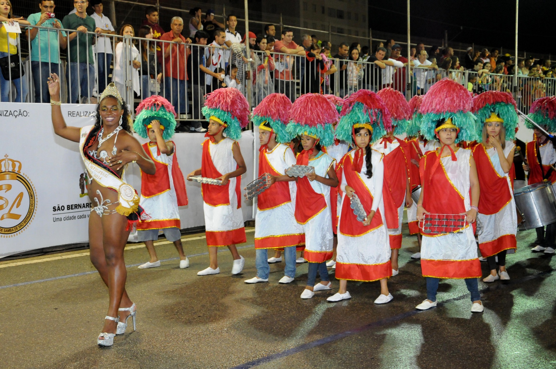 Escola pleiteante e do Grupo II abrem o Carnaval 2014 em SBC