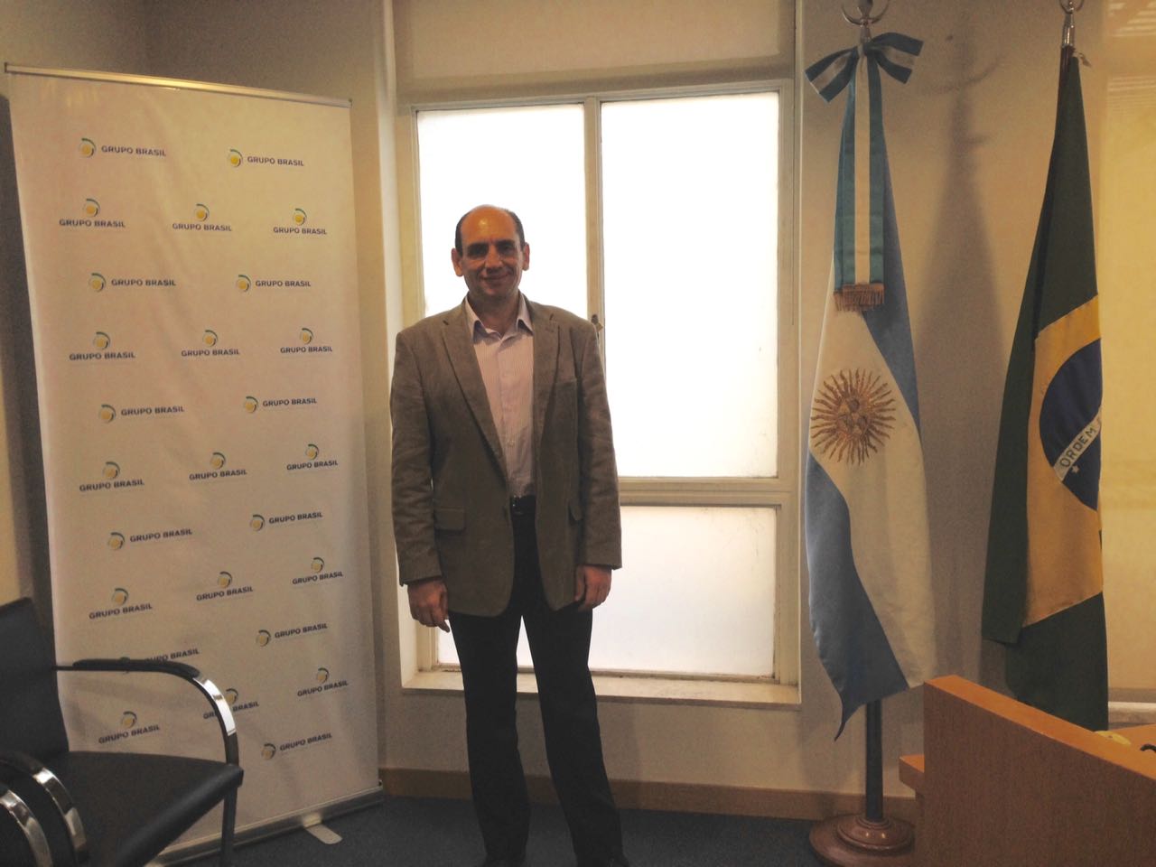 Coordenador da Rede de Gestores de RH Marcelo Gaspari palestrando na Argentina