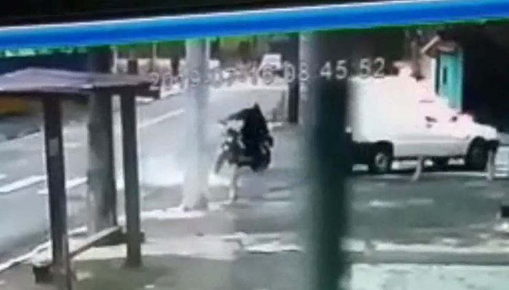 Motociclista ateia fogo em carro da Folha de Ribeirão Pires com motorista dentro; veja o vídeo