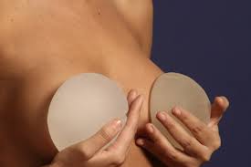 Remoção de implantes mamários: Como funciona o procedimento e quais os possíveis riscos?