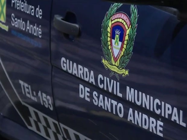 Viatura da Guarda Civil colide com picape e capota no Centro de Santo André